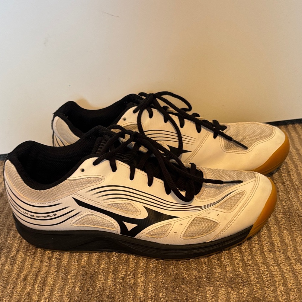 Mizuno Men's White, Black, and Gold Athletic Shoes